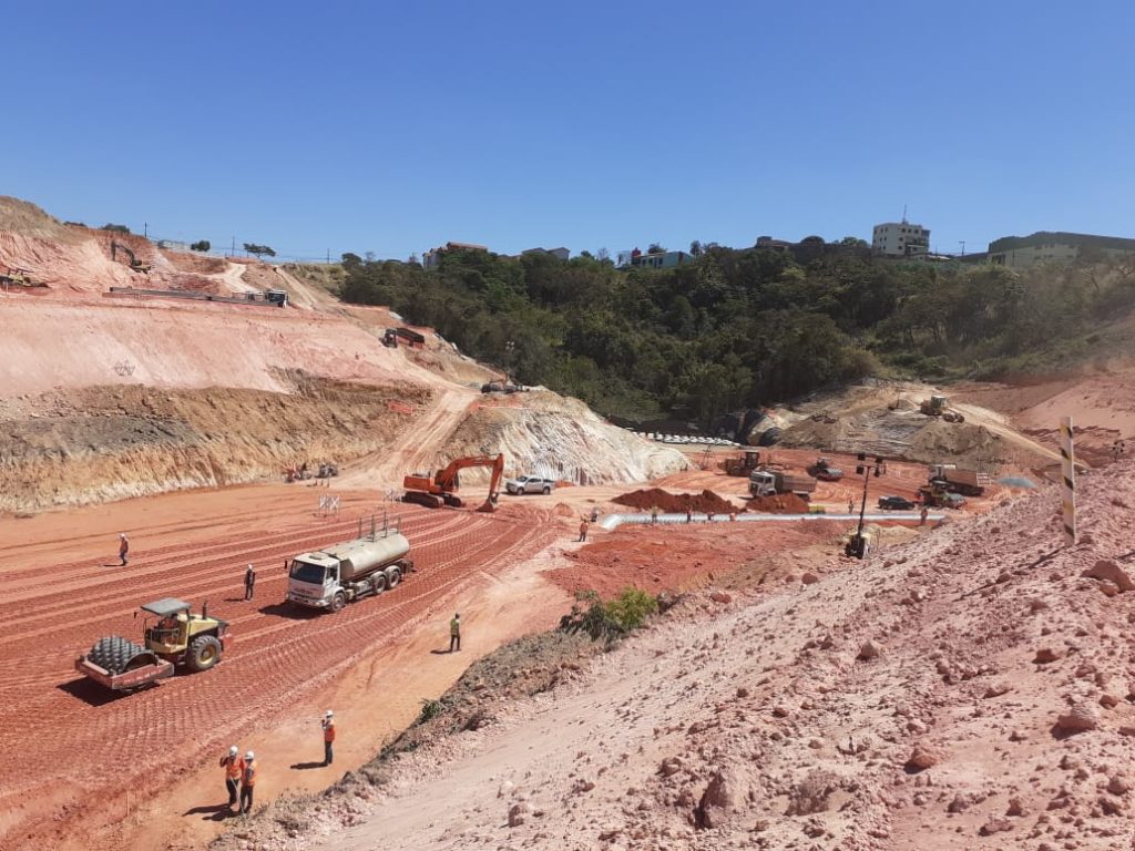 Terraplenagem e drenagem na área do talvegue da Arena MRV